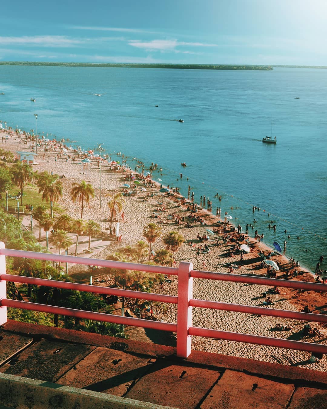 Vista del río Paraná y el Puente General Belgrano desde la costanera